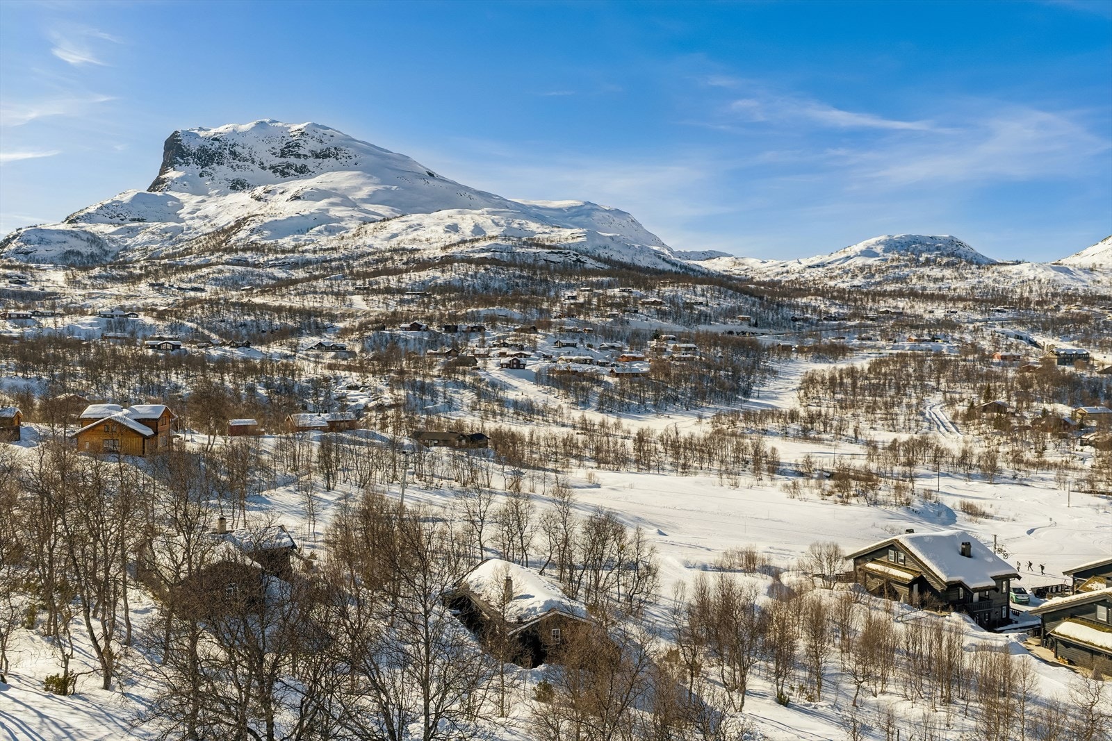 Med sin fine beliggenhet litt opp for Filefjellsenteret er hytta er et flott utgangspunkt for turer i spennende natur året rundt. Her er det utallige muligheter for fot- og sykkelturer, og et godt utbygd løypenett vinterstid. Galleribilde