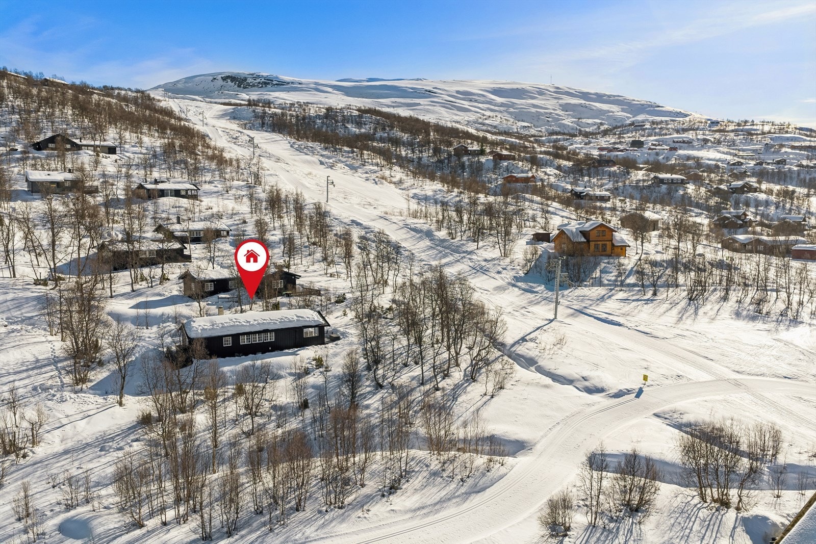 Omgitt av vakker natur med majestetiske fjell finner du Tyinkrysset og denne koselige hytta. Den ligger i et veletablert hyttefelt, nær løypenett og med ski/inn ski ut til Tyin Filefjell Skisenter. Galleribilde