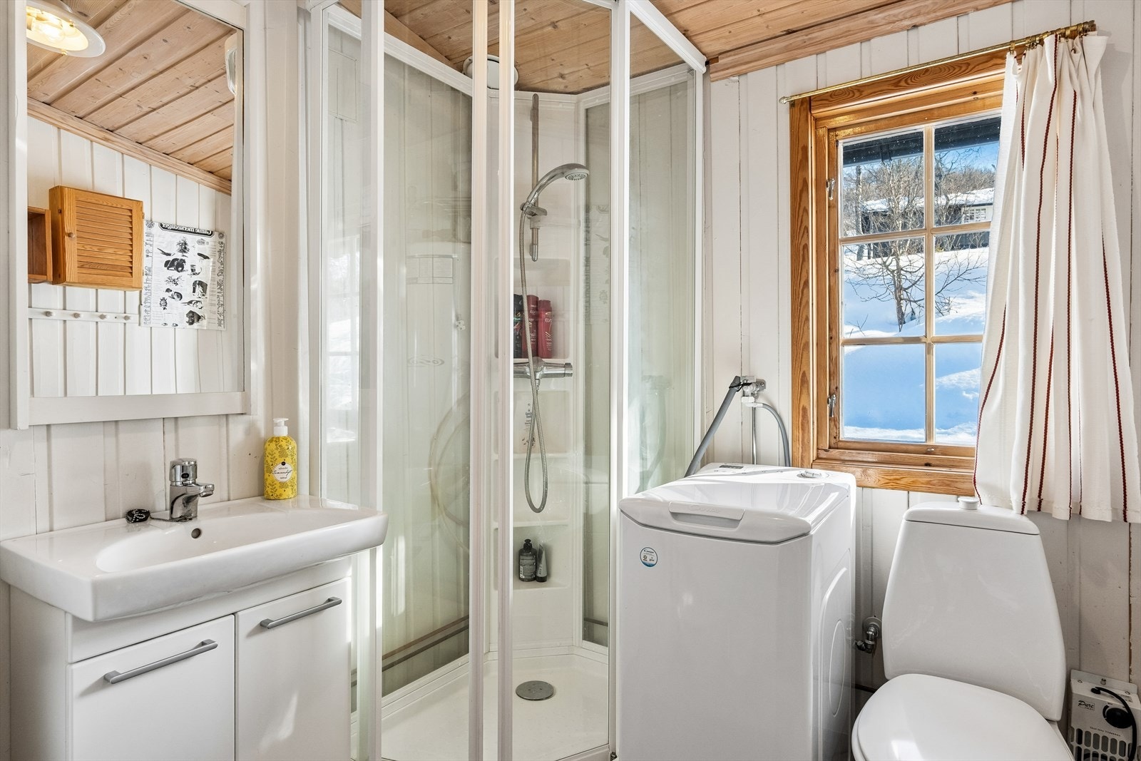 I hytta er det et lyst bad med servantskap og speil, frittstående dusjkabinett og toalett. På badet, som har panel på vegger og belegg på gulv, er det også varmtvannsbereder på 150 liter opplegg for vaskemaskin, hvor vaskemaskin medfølger. Galleribilde