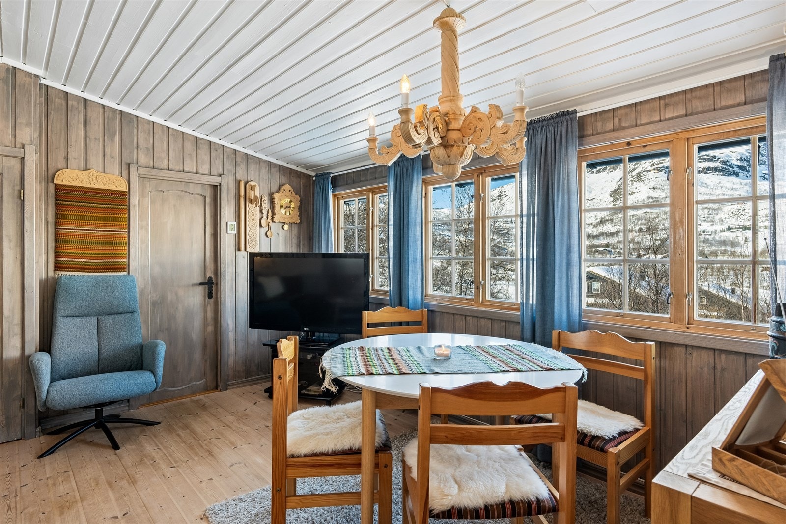 Flere vinduer gjør det enkelt å nyte den flotte utsikten utover området og til fjellene rundt. Galleribilde