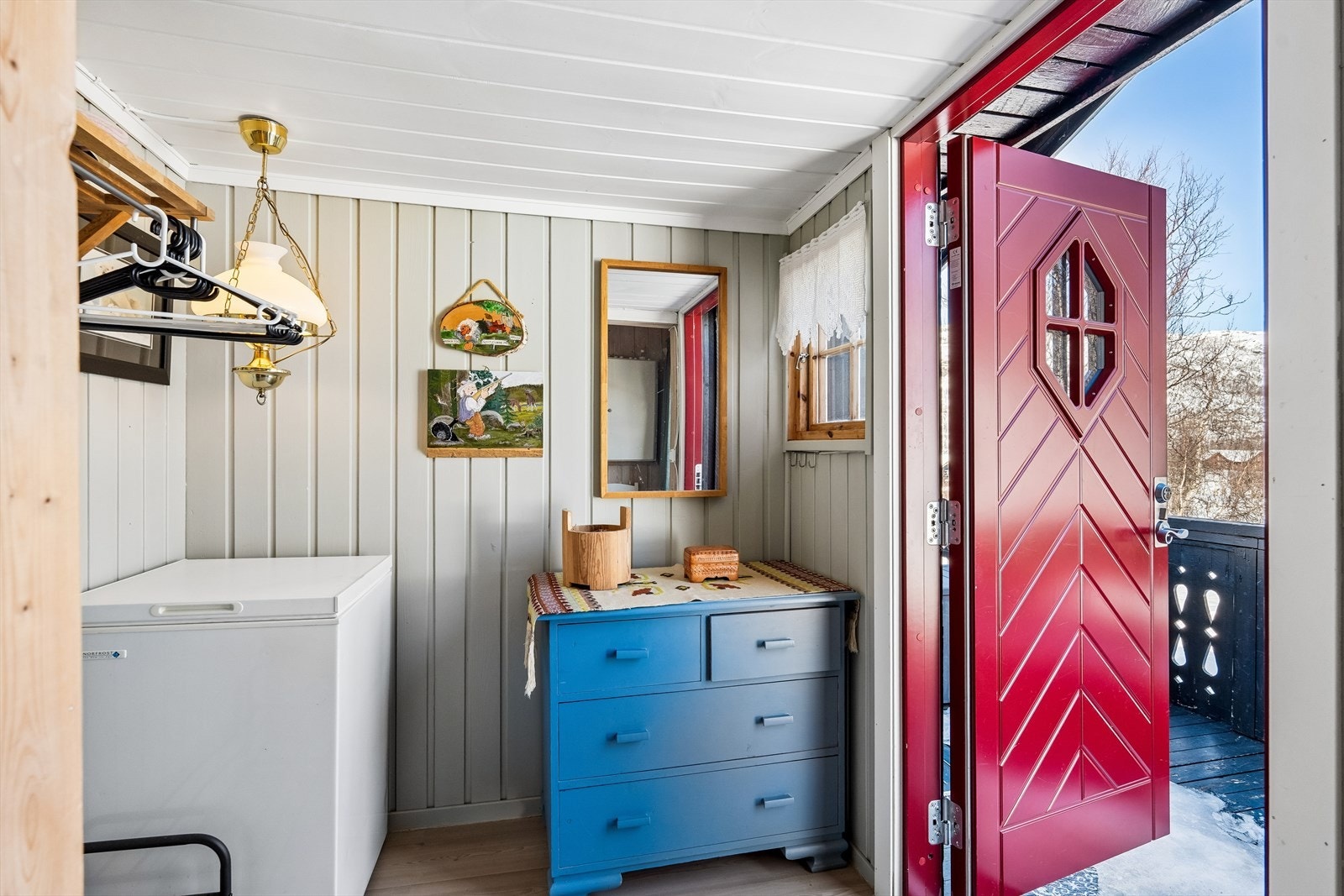 En vakker, rødmalt dør ønsker alle velkommen inn! Galleribilde
