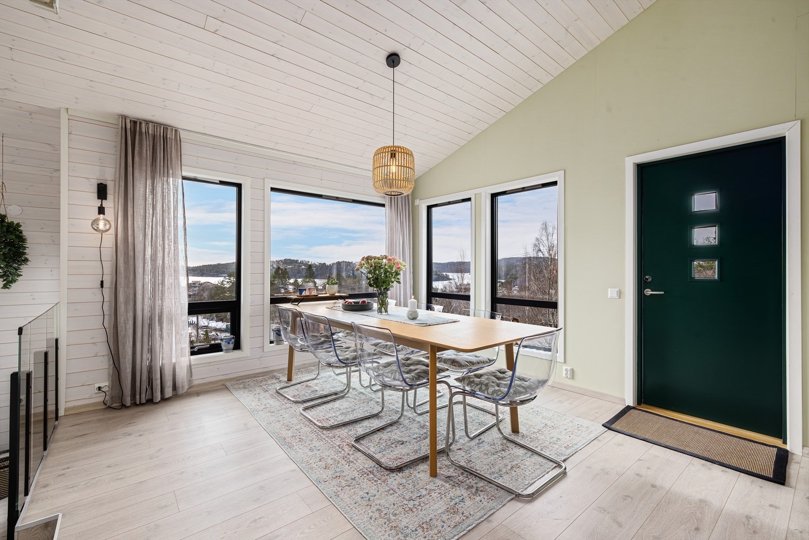 Spisestue med store vindusflater Galleribilde