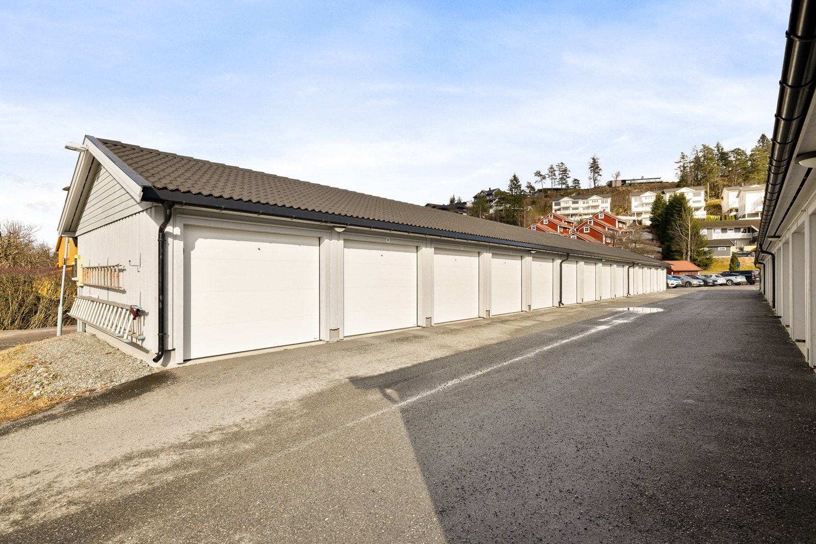 Borettslaget har egne garasjeanlegg med 112 garasjer, en til hver bolig. Galleribilde