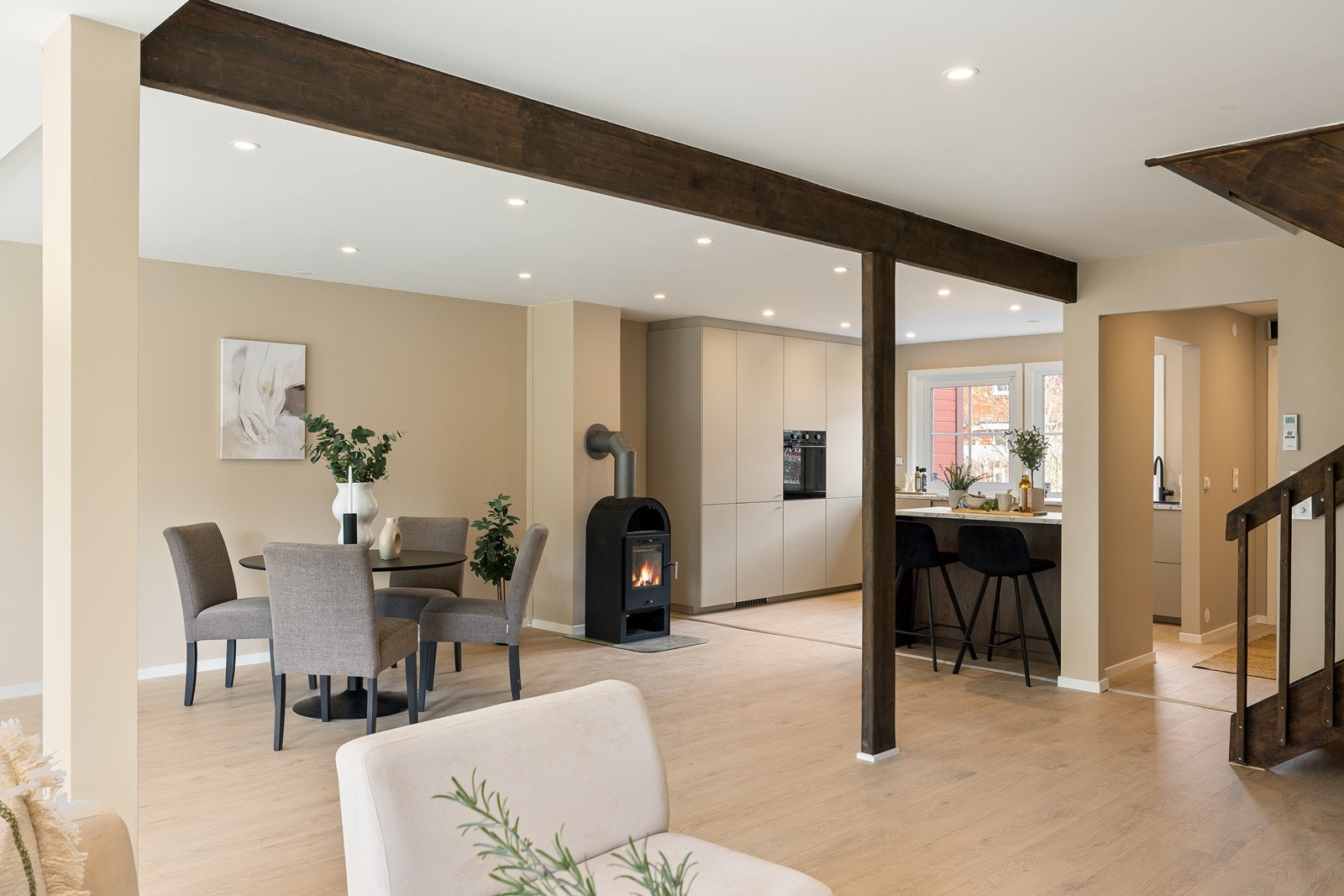 I rommet er det tilkoblet en peisovn, denne sikrer ekstra varme i vinterhalvåret. Galleribilde