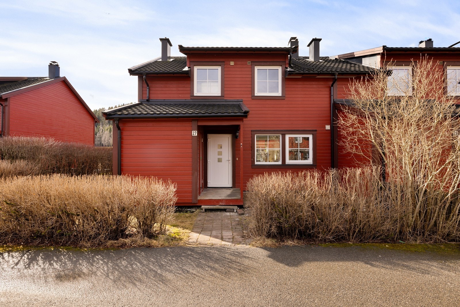 Boligen ligger på enden av rekken, og har hage som strekker seg rundt huset. Galleribilde