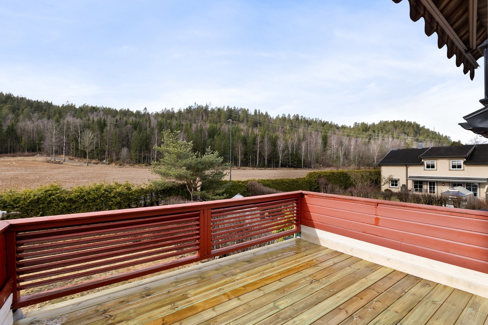 Fra det ene soverommet er det i tillegg utgang til en herlig veranda på x m², med fint utsyn. Galleribilde