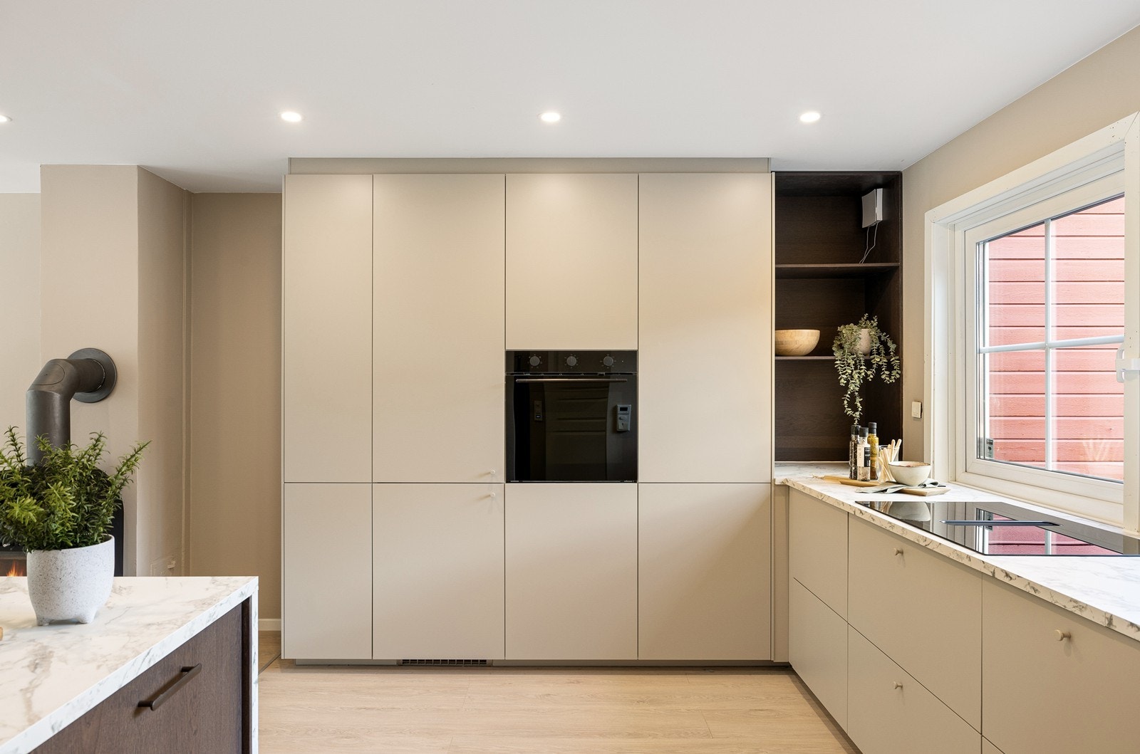 Kjøkken med god benke- og skapplass. Galleribilde