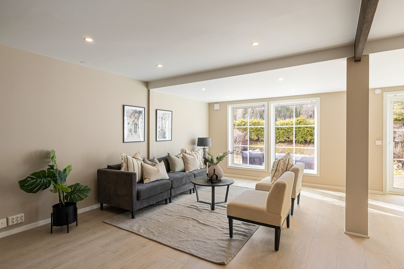 Stuen har store vindusflater som slipper inn rikelig med naturlig lys. Galleribilde