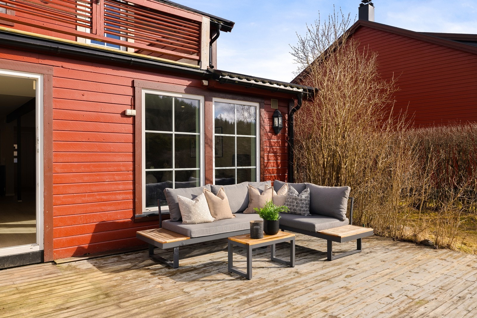 Boligen går over to plan, og har fine uteplasser på begge sider av huset. Galleribilde