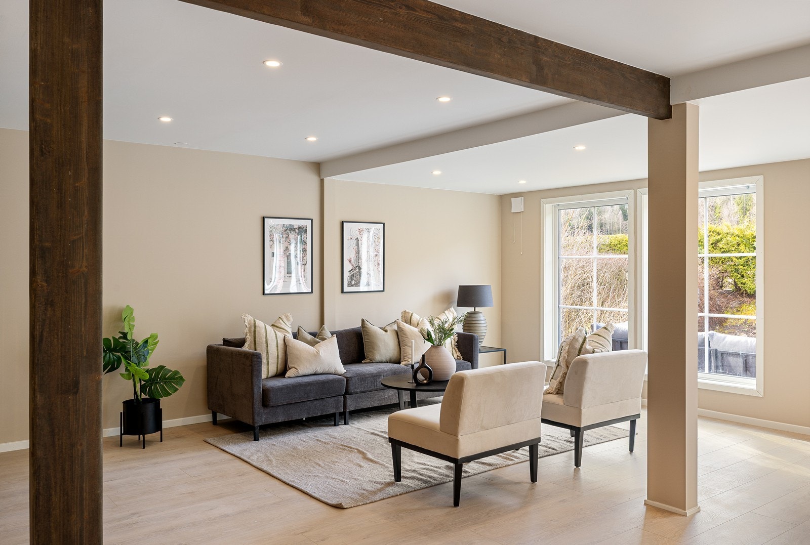 Rommet er i åpen løsning mot kjøkkenet, og har flere innredningsmuligheter. Galleribilde