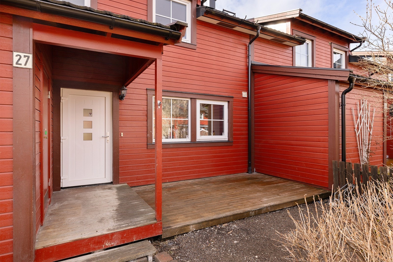 Boligen har et innbydende inngangsparti, med hyggelig adkomstterrasse på x m². Galleribilde