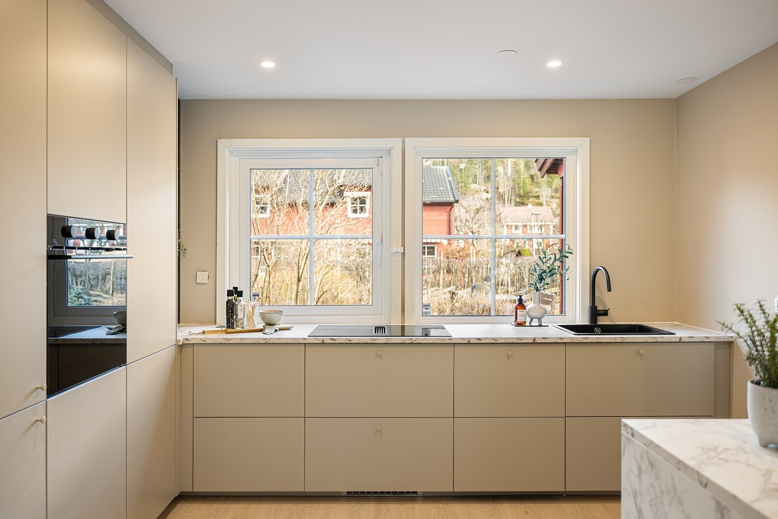 Tidløst kjøkken med integrerte hvitevarer og rene linjer. Galleribilde