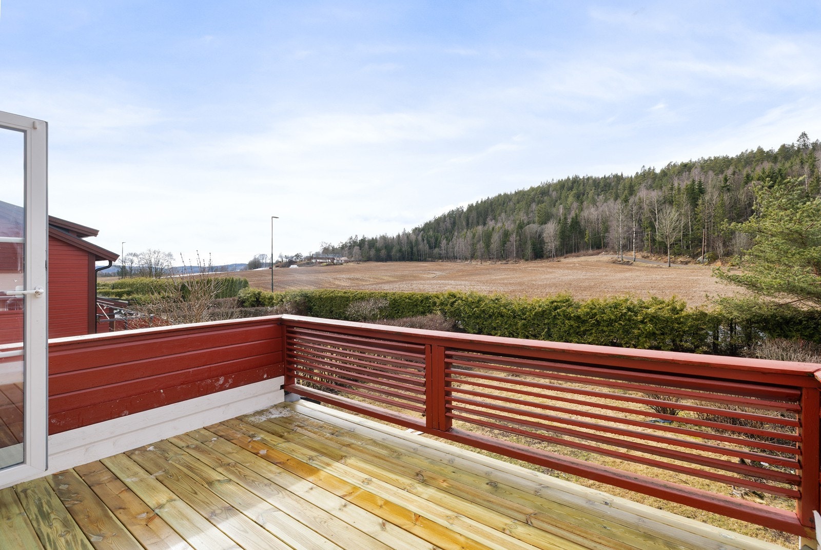 Dette er et innholdsrikt enderekkehus i et populært boligområde med marka som nærmeste nabo! Galleribilde