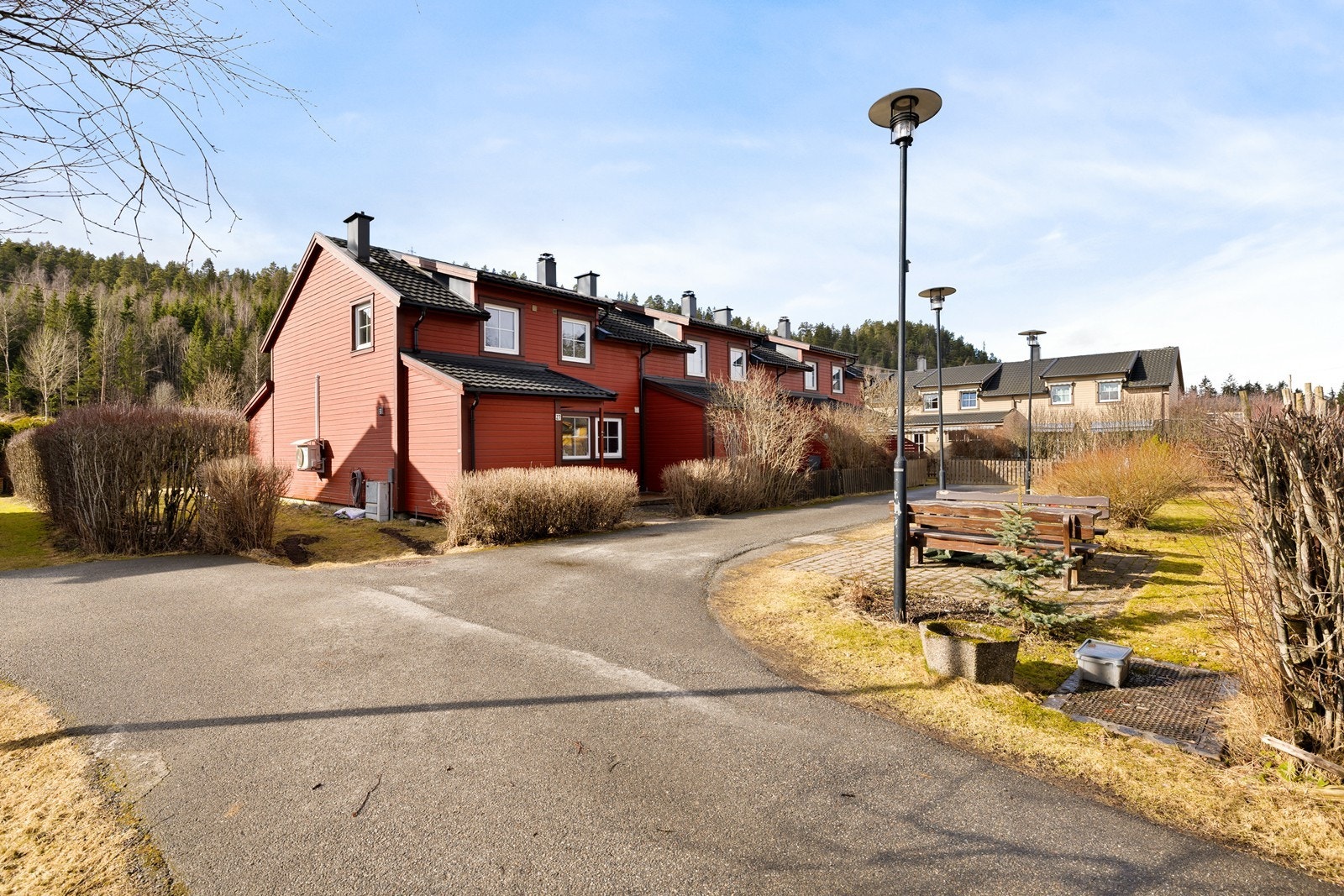 Boligen har en ypperlig beliggenhet i enden av rekken, i et meget barnevennlig nabolag uten gjennomgangstrafikk. Galleribilde