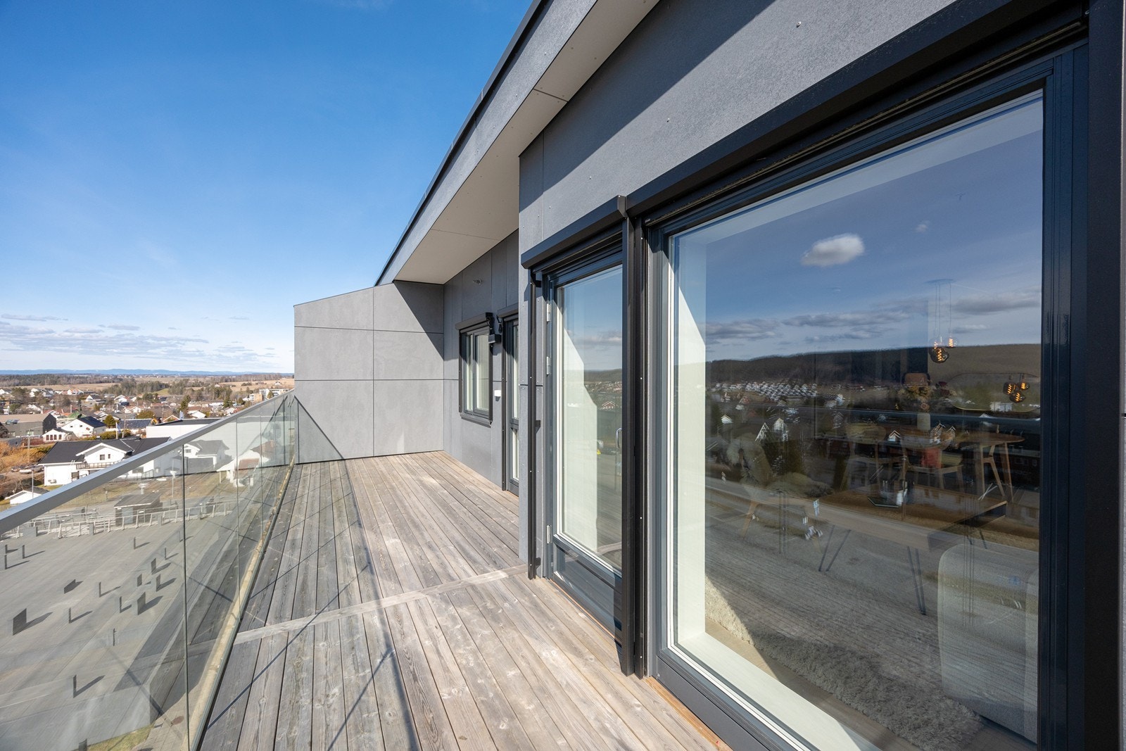 Terrasse nr to har god plass til koselig utemøblement. Galleribilde