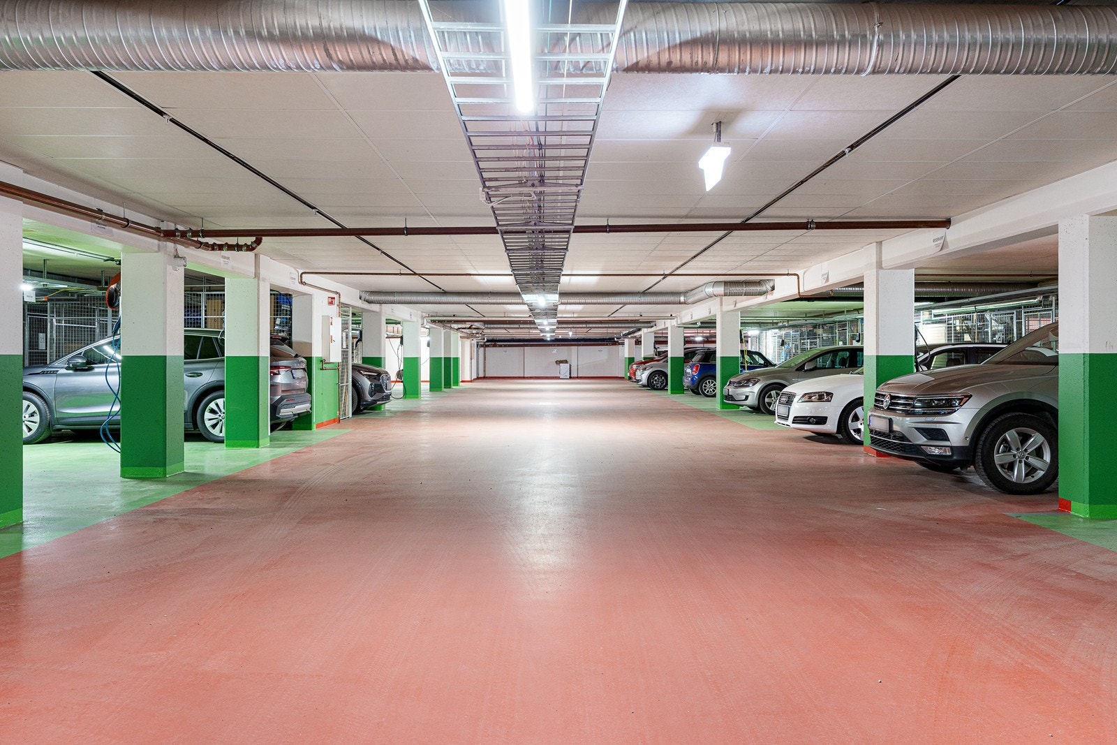 Leiligheten har parkeringsplass i felles garasje under bygget. Galleribilde