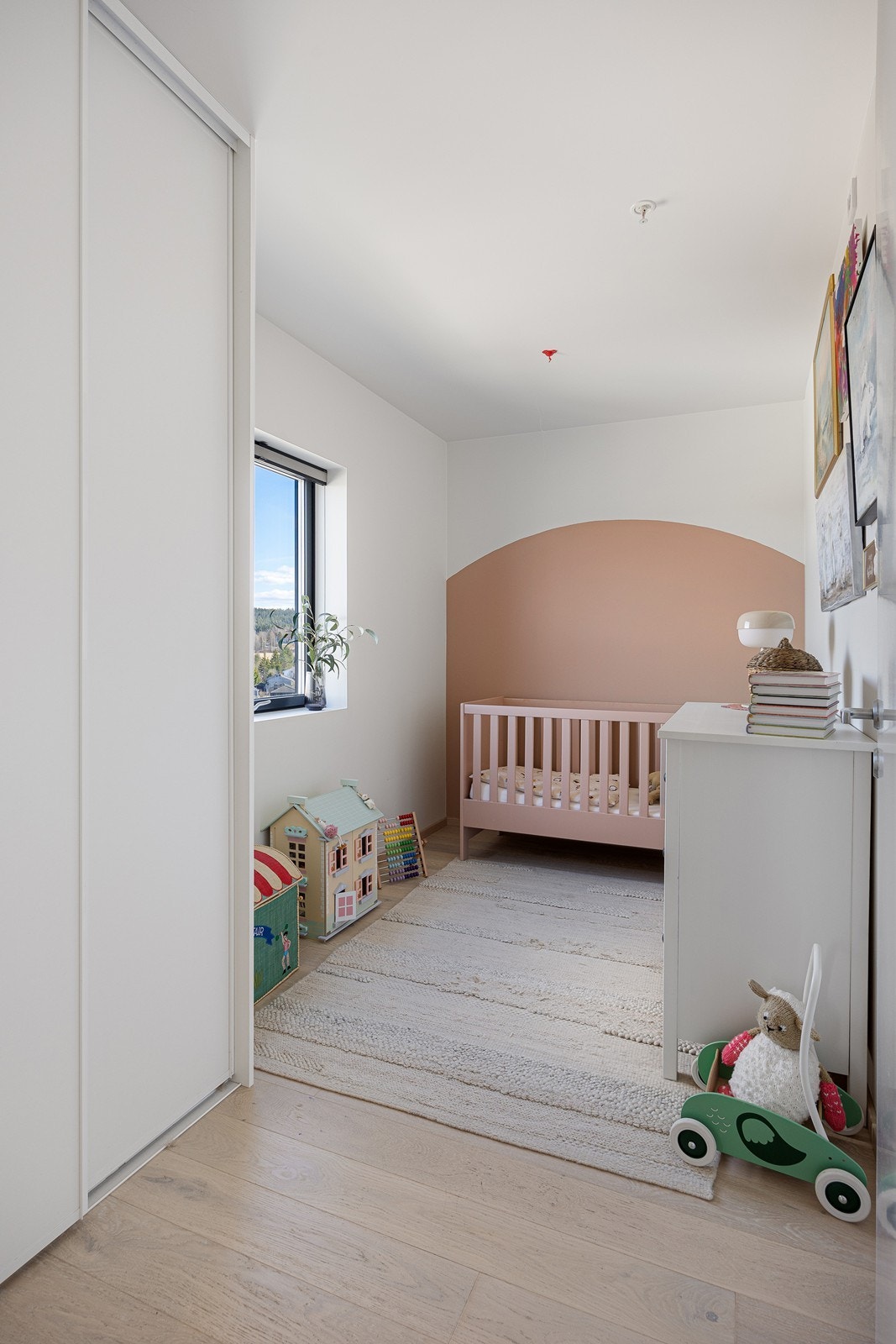 Soverom II er utstyrt med praktisk skyvedørsgarderobe. Rommet har plass til seng og annet ønskelig møblement. Galleribilde