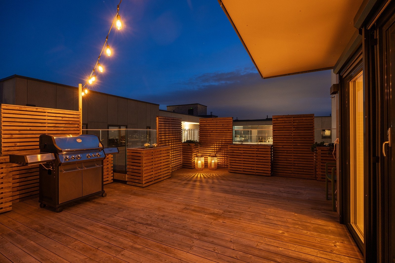 Med takterrasse på til sammen 62 kvm så får man rikelig med boltreplass, også utendørs. Galleribilde