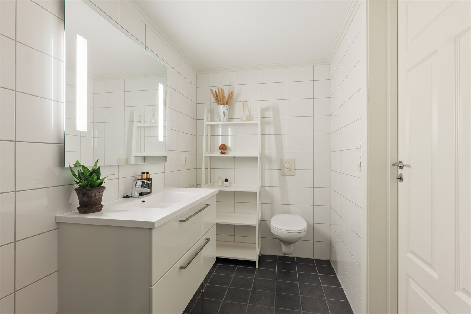 Baderomsinnredningen fremstår som stilren og funksjonell, med et tidløst design som passer godt til rommets helhetlige uttrykk. Galleribilde