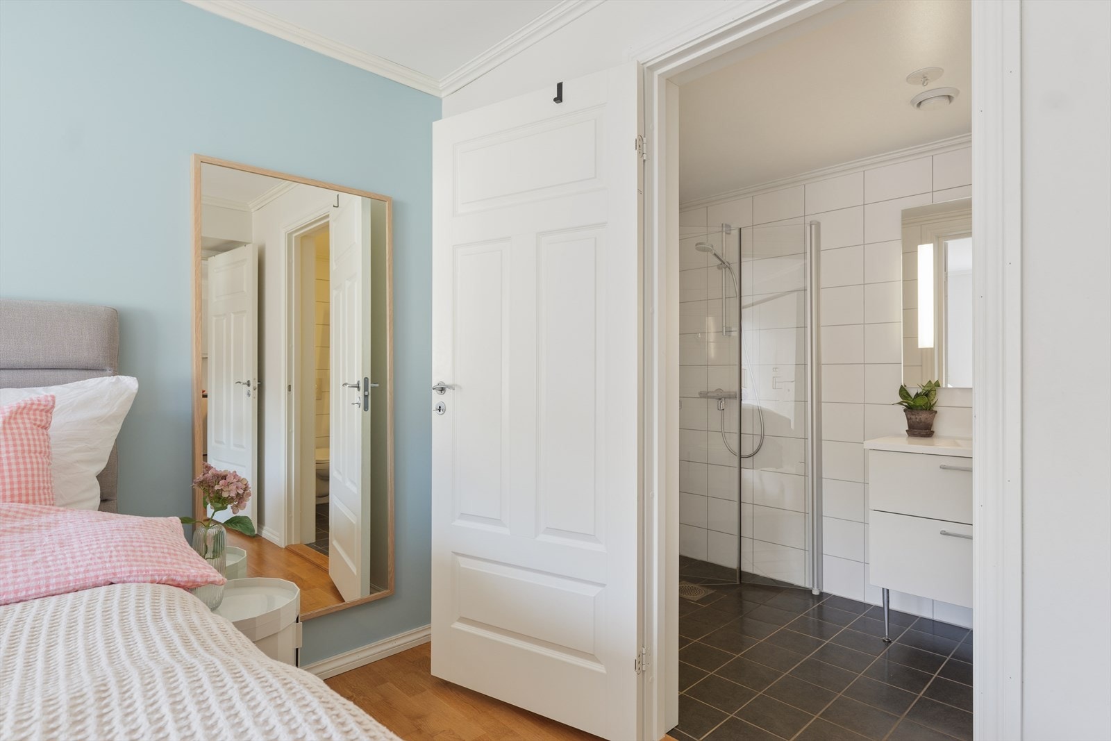 Fra hovedsoverommet er det direkte tilgang til badet. Galleribilde