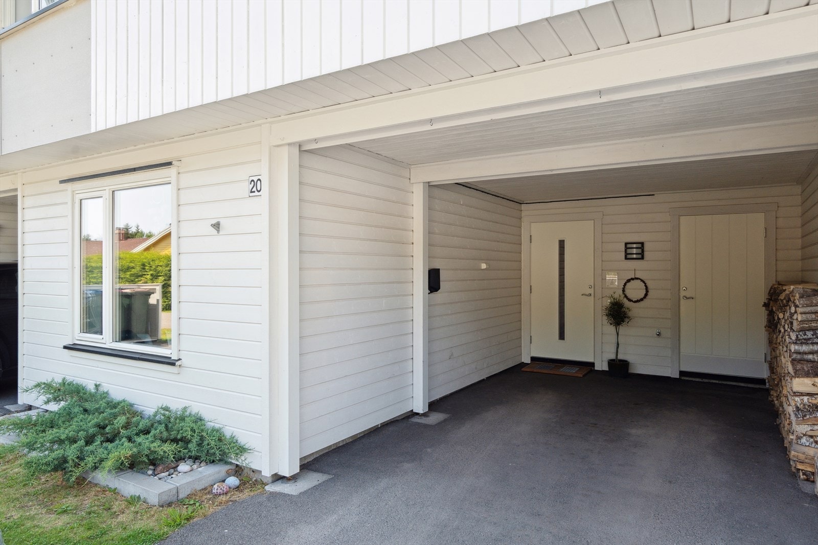 Overbygget inngangsparti med carport, og adkomst til både hoveddør og en ekstern sportsbod på 5 m². Galleribilde