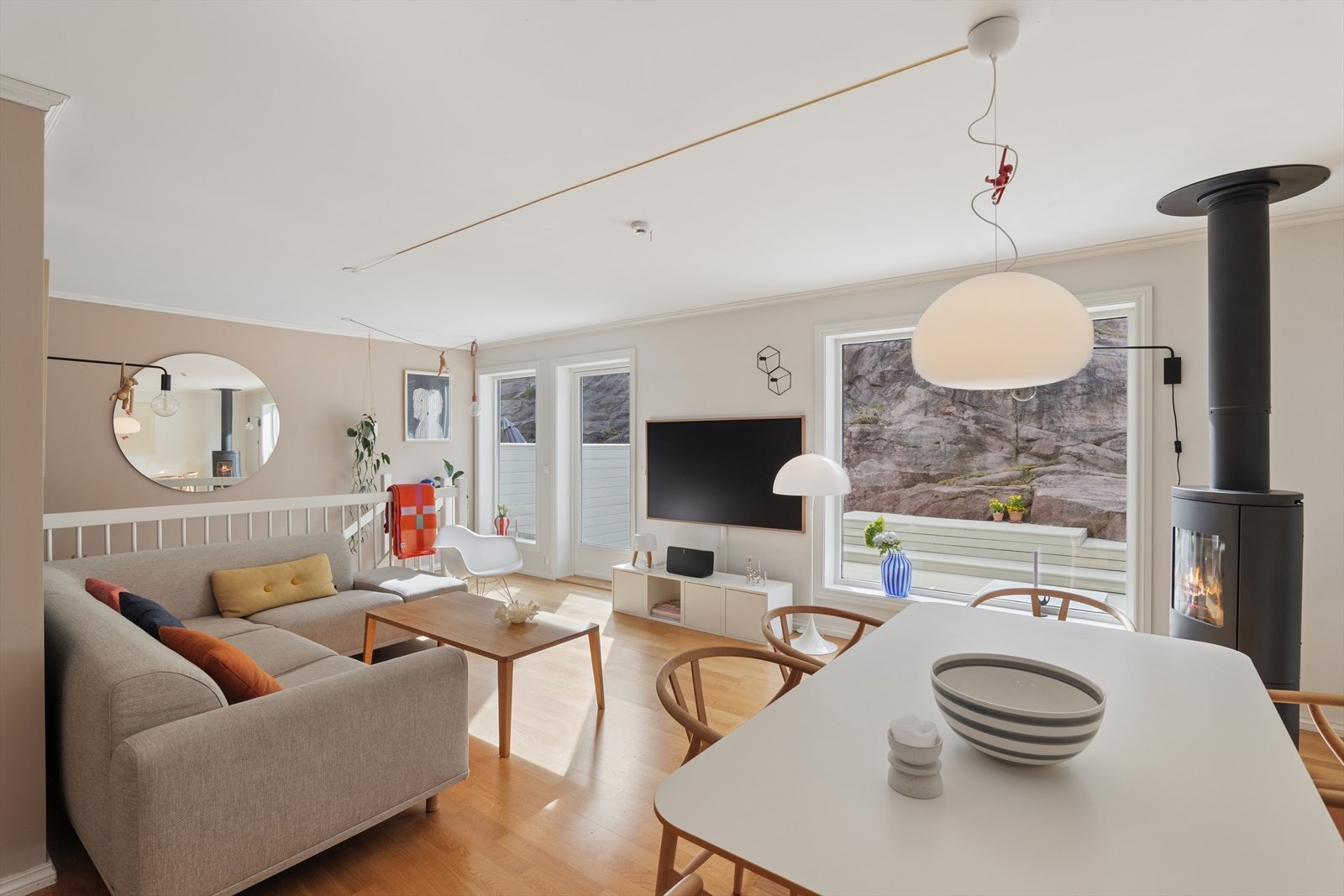 Store vindusflater som slipper inn rikelig med dagslys gir rommet en lys, luftig og svært god atmosfære, og skaper et behagelig og innbydende oppholdsrom. Galleribilde