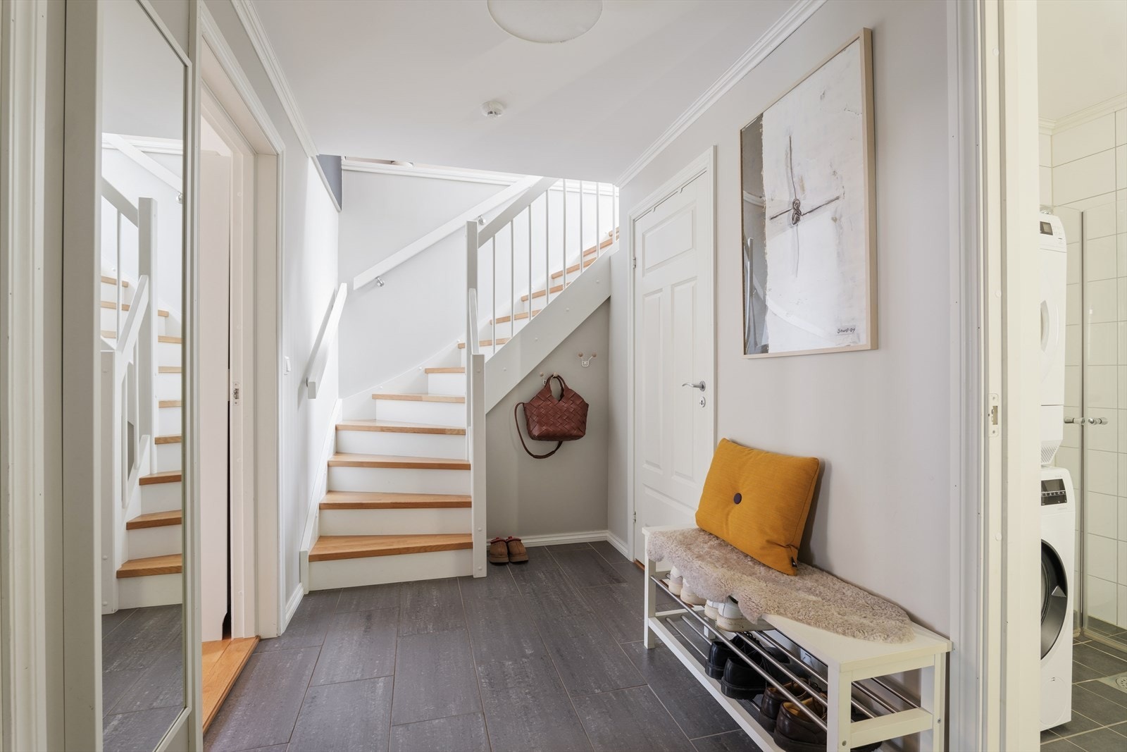 Fliser på gulvet gjør entréen svært praktisk og slitesterk, og tåler fint at man går rett inn med skoene på. Overflaten er enkel å holde ren og godt egnet for en aktiv hverdag. Galleribilde