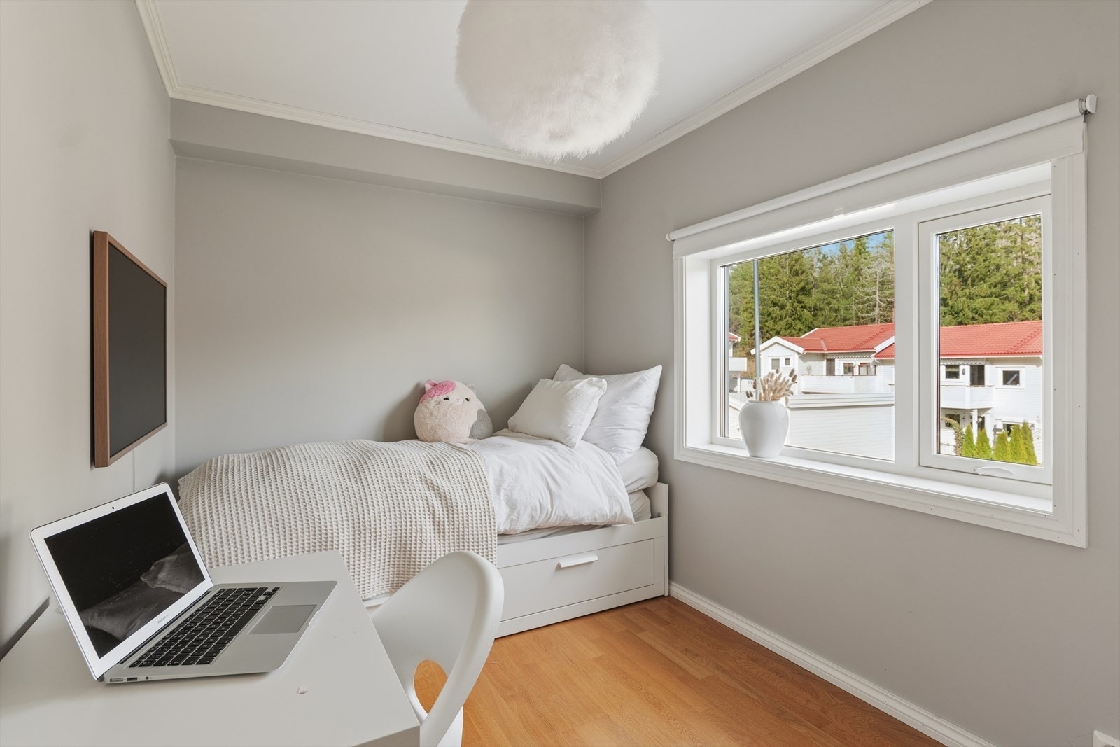 Boligens tredje soverom fremstår også som lyst og trivelig, med plass til det som trengs - perfekt barne-/soverom, gjesterom eller kontor Galleribilde