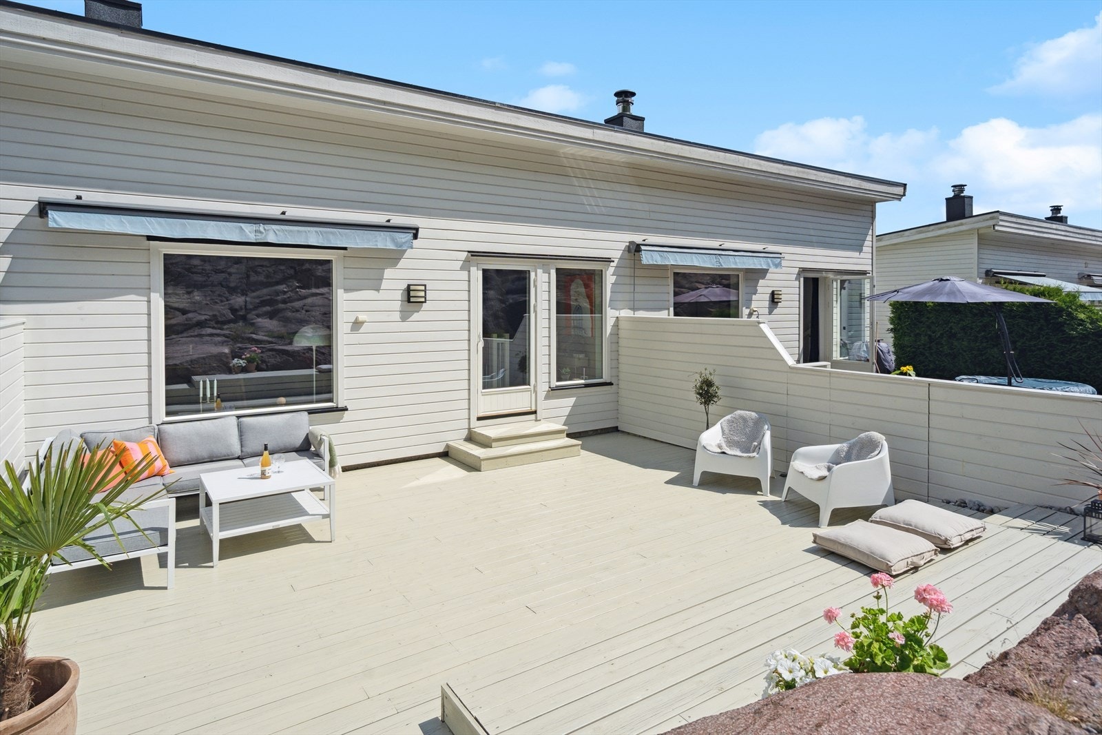 Stor, vestvendt terrasse på hele 41 m² - solrik og romslig med plass til flere sittegrupper og sosiale soner. Uteplassen ble utvidet i 2016. Galleribilde