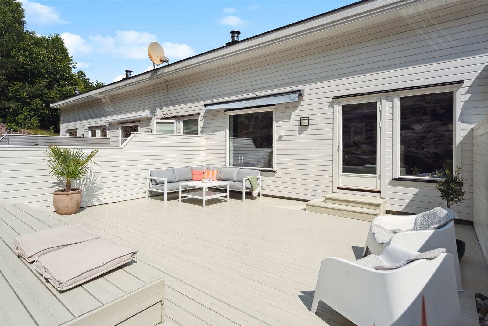 Her er det god plass til å innrede med både sofagruppe, spisebord og solsenger. Galleribilde