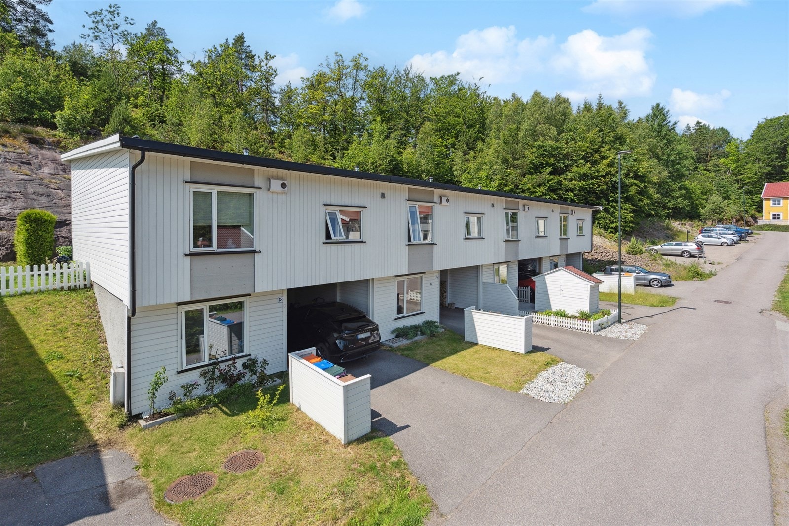 Rekkehuset ligger i et etablert og barnevennlig boligområde, uten gjennomgangstrafikk. Kort vei til blant annet Sem skole og Sem Idrettspark. Galleribilde
