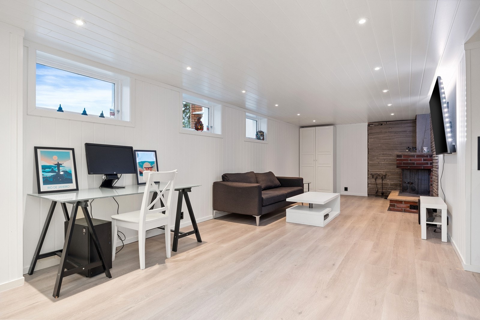I kjelleren er det en stor, innredet kjellerstue med laminatgulv. Galleribilde