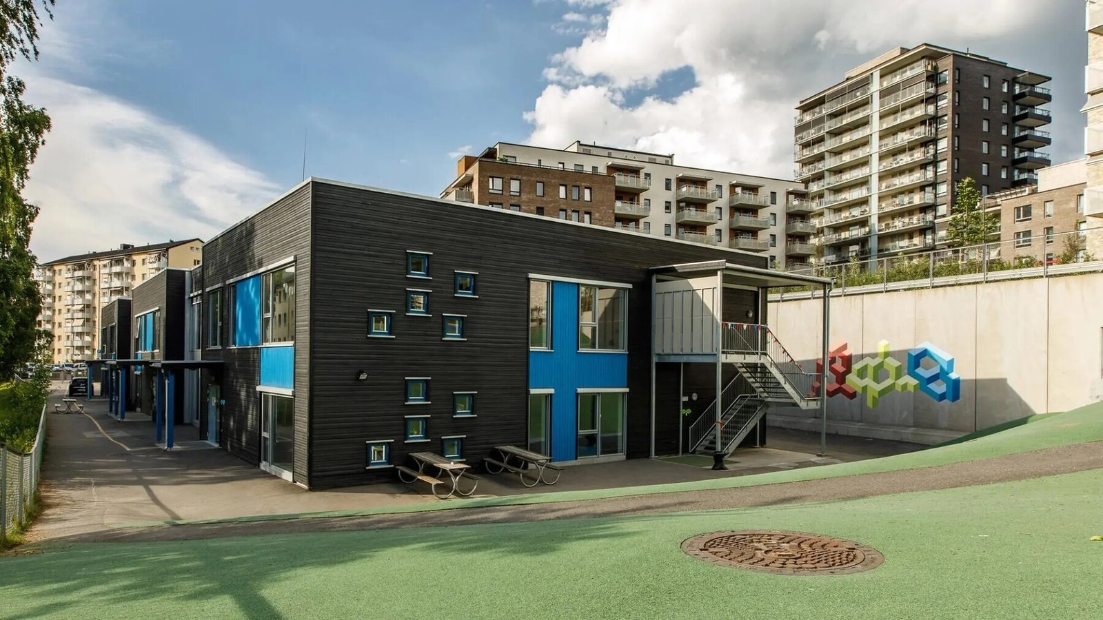 Eiendommen gir også fortrinnsrett til Espira Grefsen stasjon barnehage, med direkte adkomst via garasjeanlegg - en praktisk løsning som gjør levering og henting enkel året rundt. Galleribilde