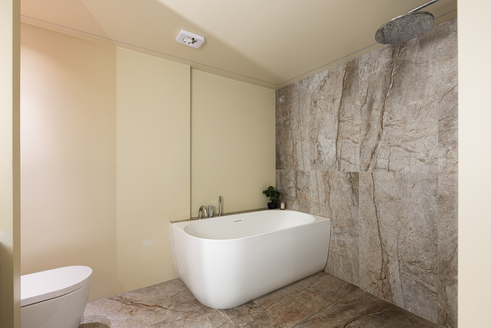 Badet er blitt oppusset i 2025 av FlisArt & Bad. Galleribilde
