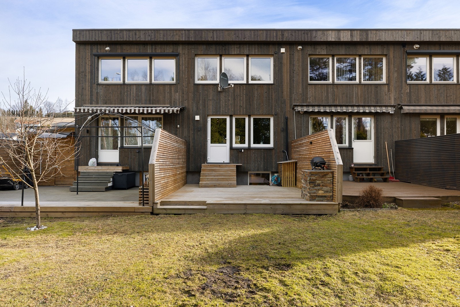 Fra boligen er det kort vei til butikker, kollektivtransport og fine turområder. Det er også nærhet til flere barnehager og skoler. Galleribilde