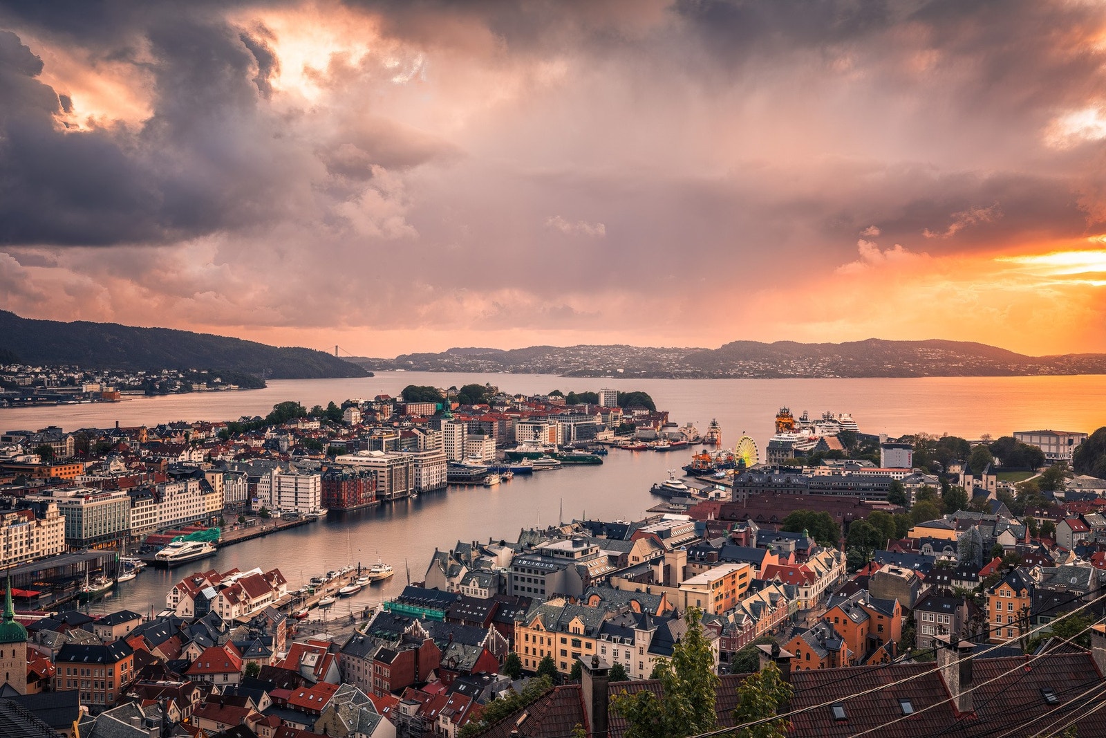 - Det er ikke langt til Grieghallen og Bergen bystasjon. Du finner også alt av dagligvare og restauranter i umiddelbar nærhet - Galleribilde