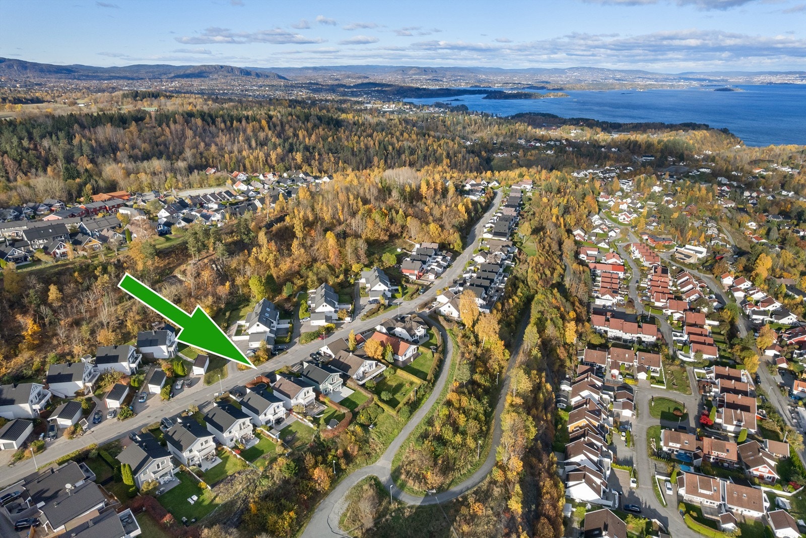 Boligen ligger høyt og luftig til på feltet Galleribilde