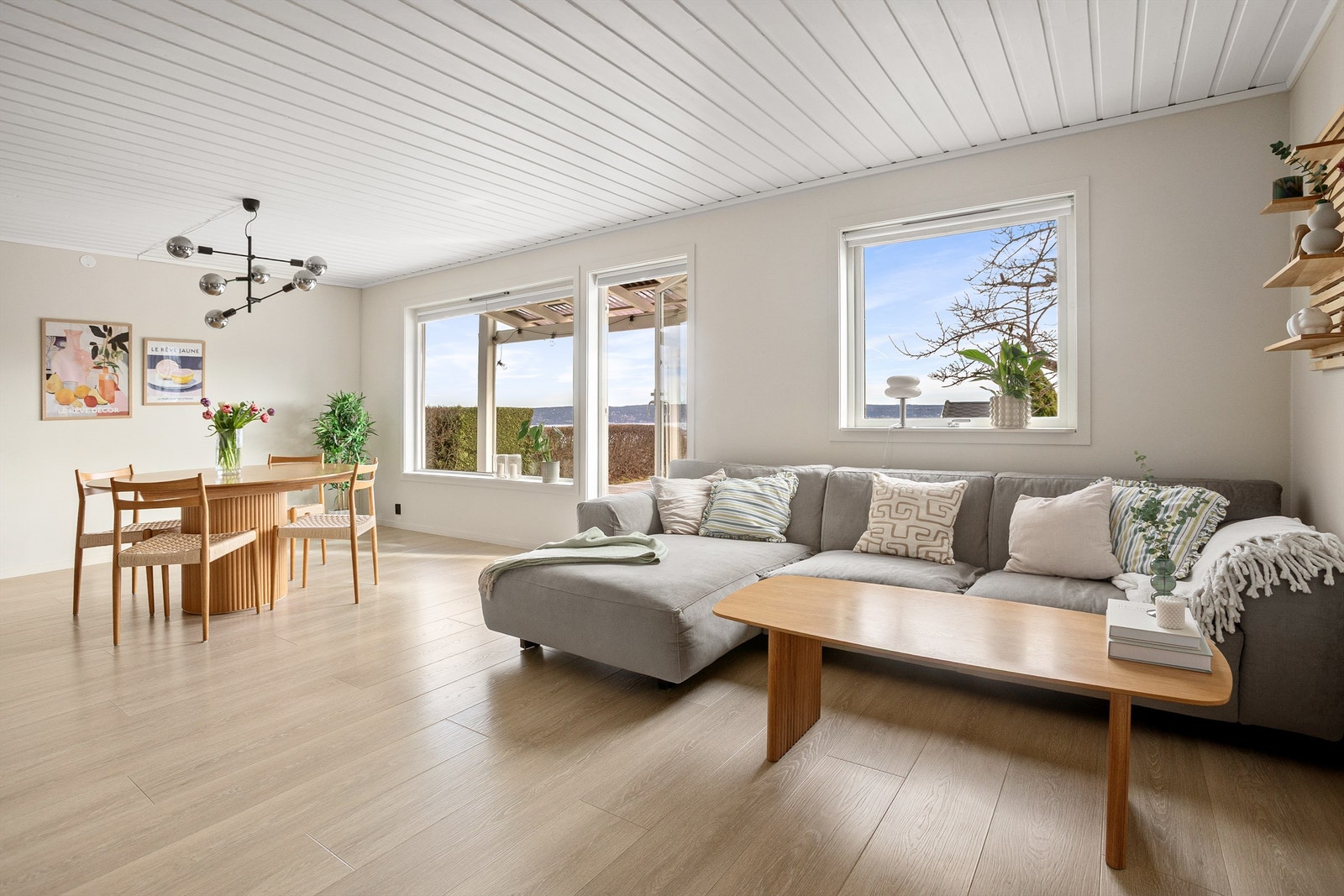 Store vindusflater som slipper inn rikelig med naturlig lys i tillegg til flott utsikt Galleribilde