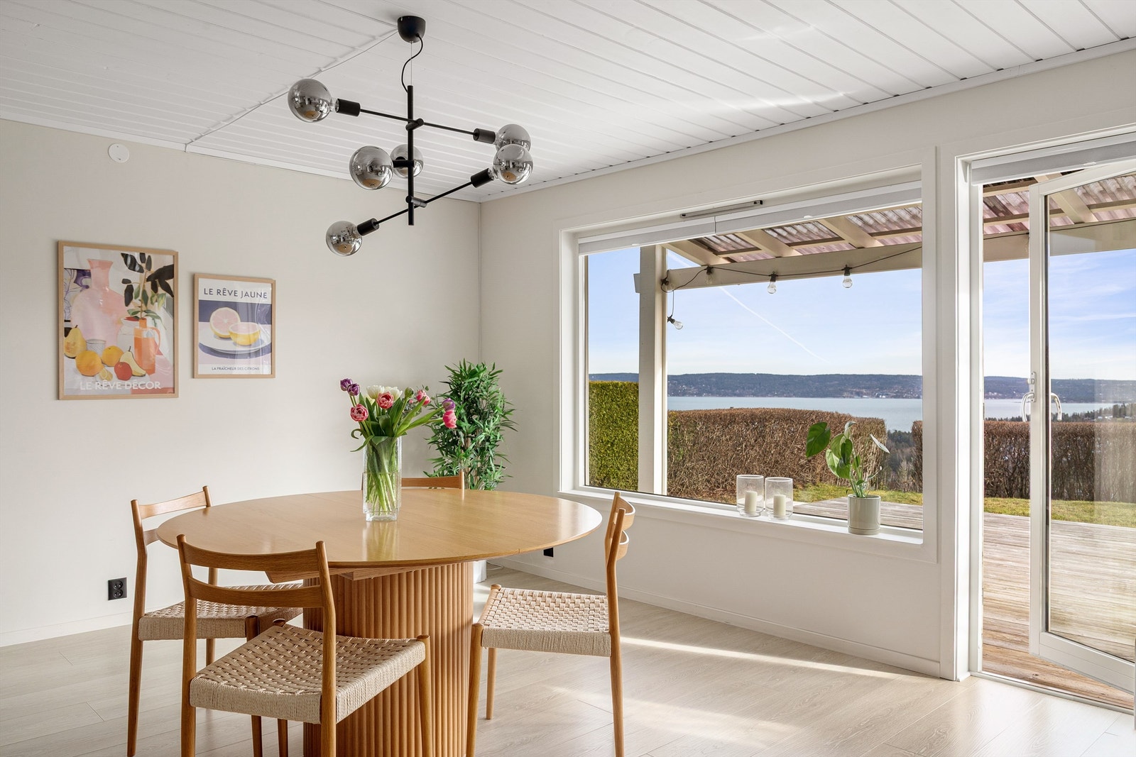Mellom spisestue og stuen er det utgang til terrasseplatting og hage Galleribilde