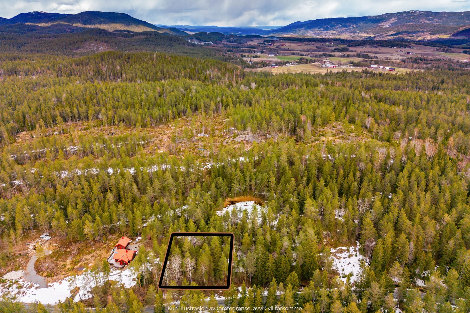 Hoensvannsveien 246 er en ubebygd fritidstomt på 1004,4 kvm med lett tilgjengelighet. Galleribilde