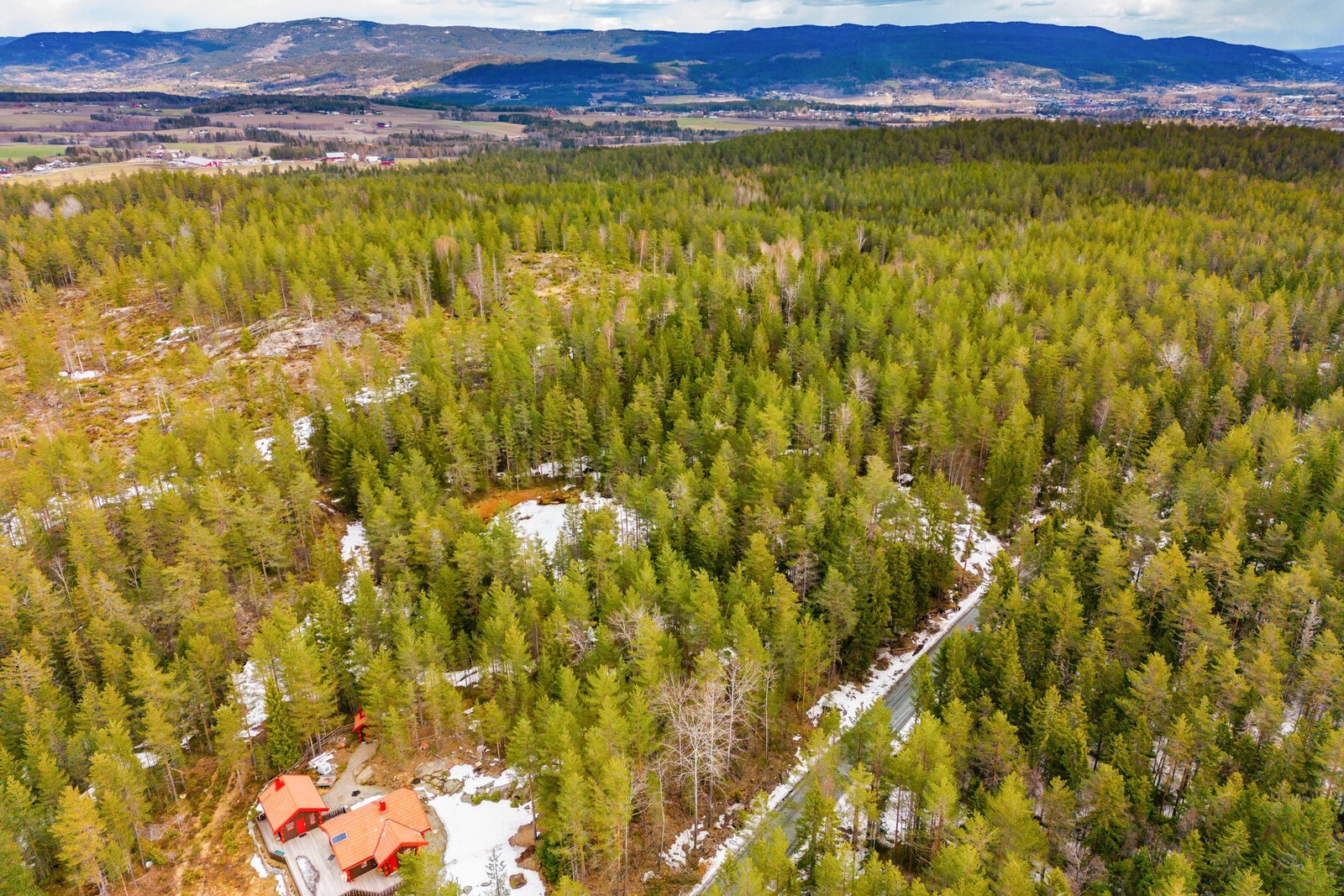 I skog og mark rundt tomten bugner det av rekreasjonsmuligheter både til fots, på ski og på sykkel, og det er nærhet til både Himsjø og Hoensvannet Galleribilde