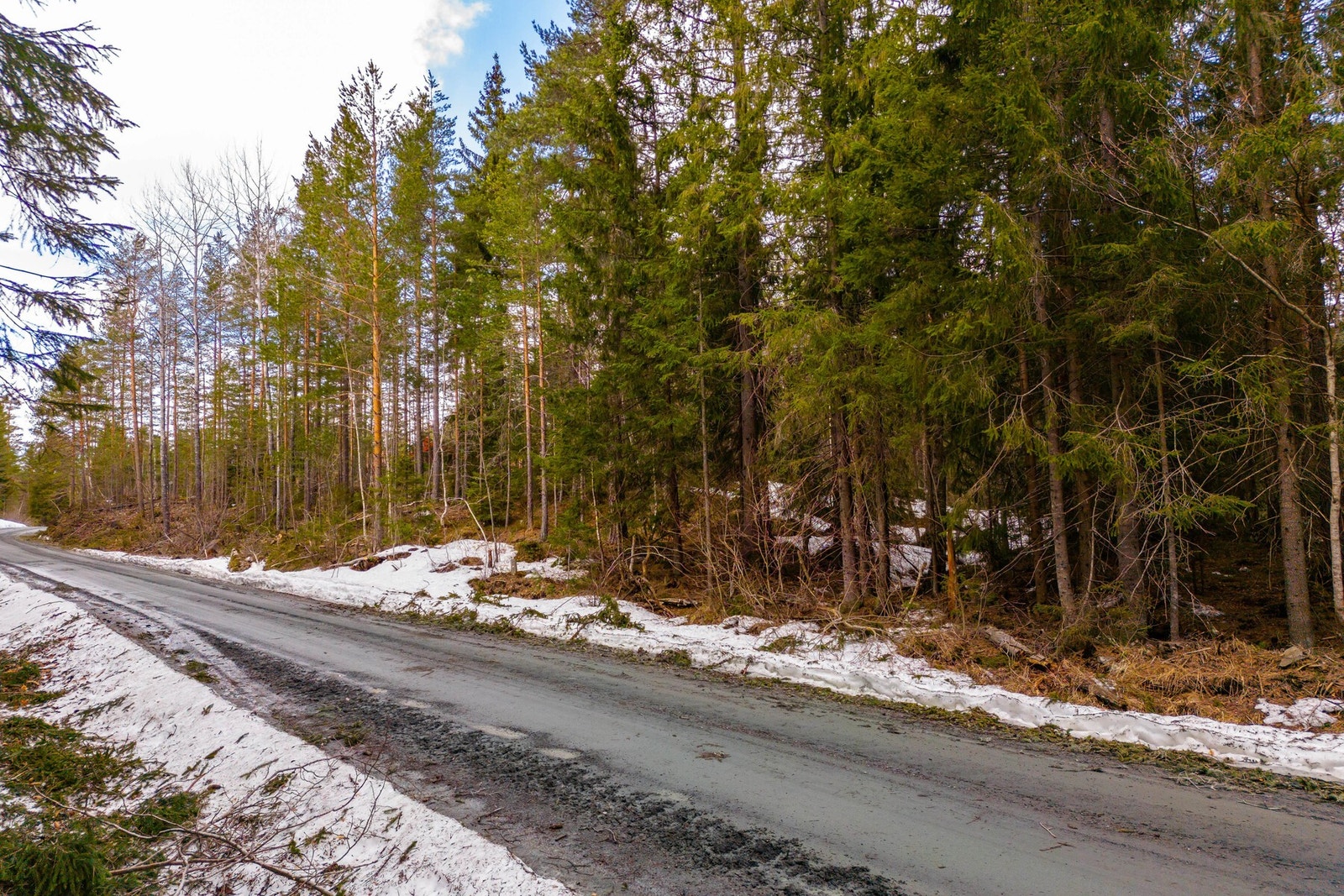 Nærheten til skog og mark gir ubegrensede rekreasjonsmuligheter enten til fots, på ski eller på sykkel, og det er kort vei til både Himsjø og Hoensvannet. Galleribilde