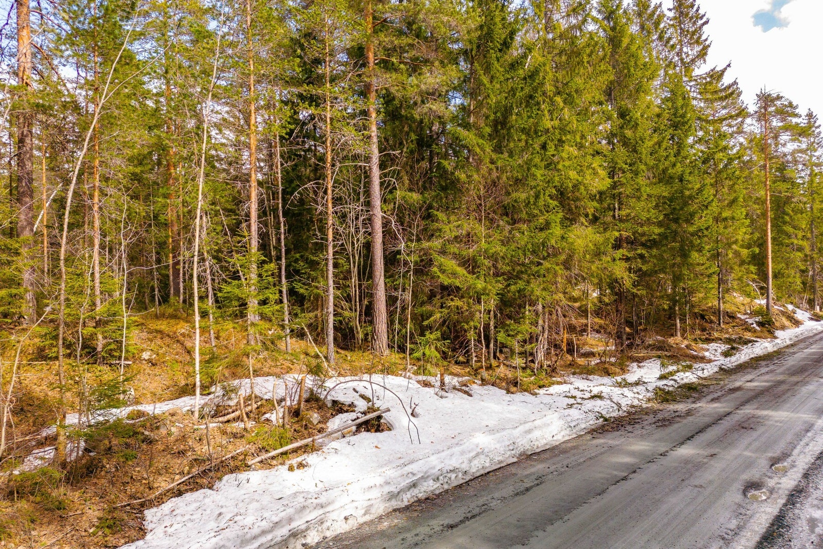 Tomten ligger i et naturskjønt og attraktivt område, like utenfor sentrum av Hokksund i Øvre Eiker kommune. Galleribilde