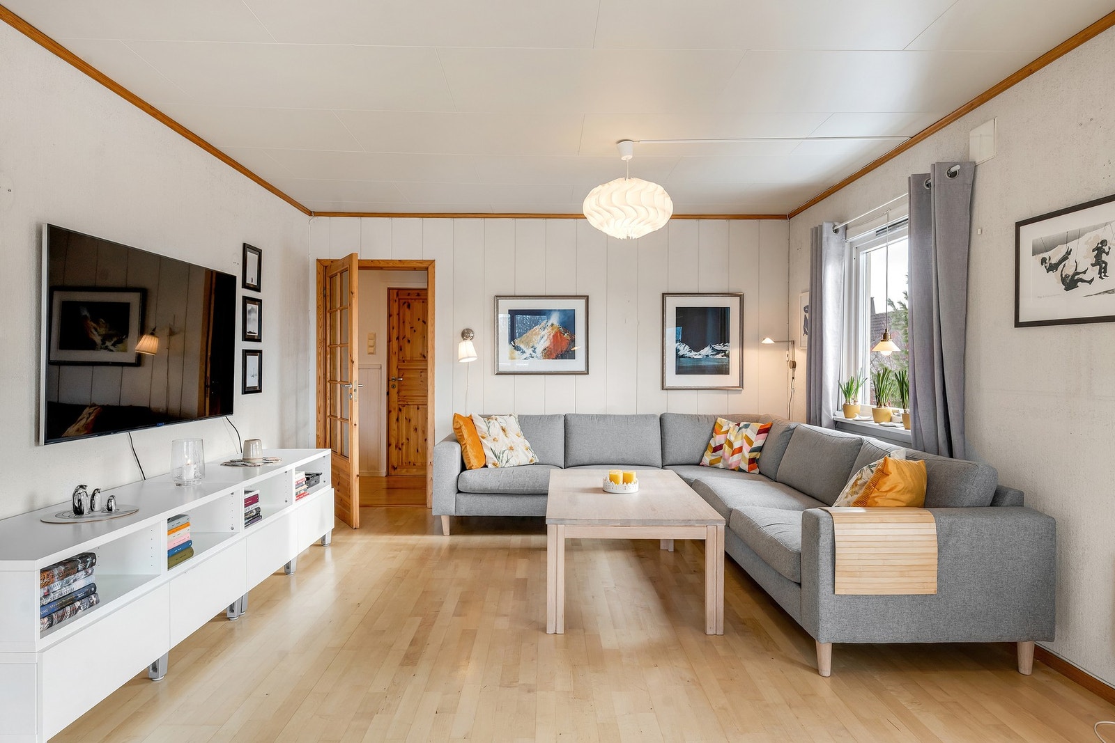 Fra stue er det dør/tilgang til gang med soverom. bad m.m. Galleribilde