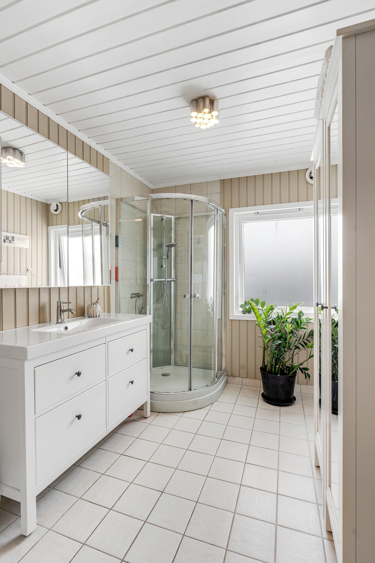 Romslig bad med dusjkabinett. Galleribilde
