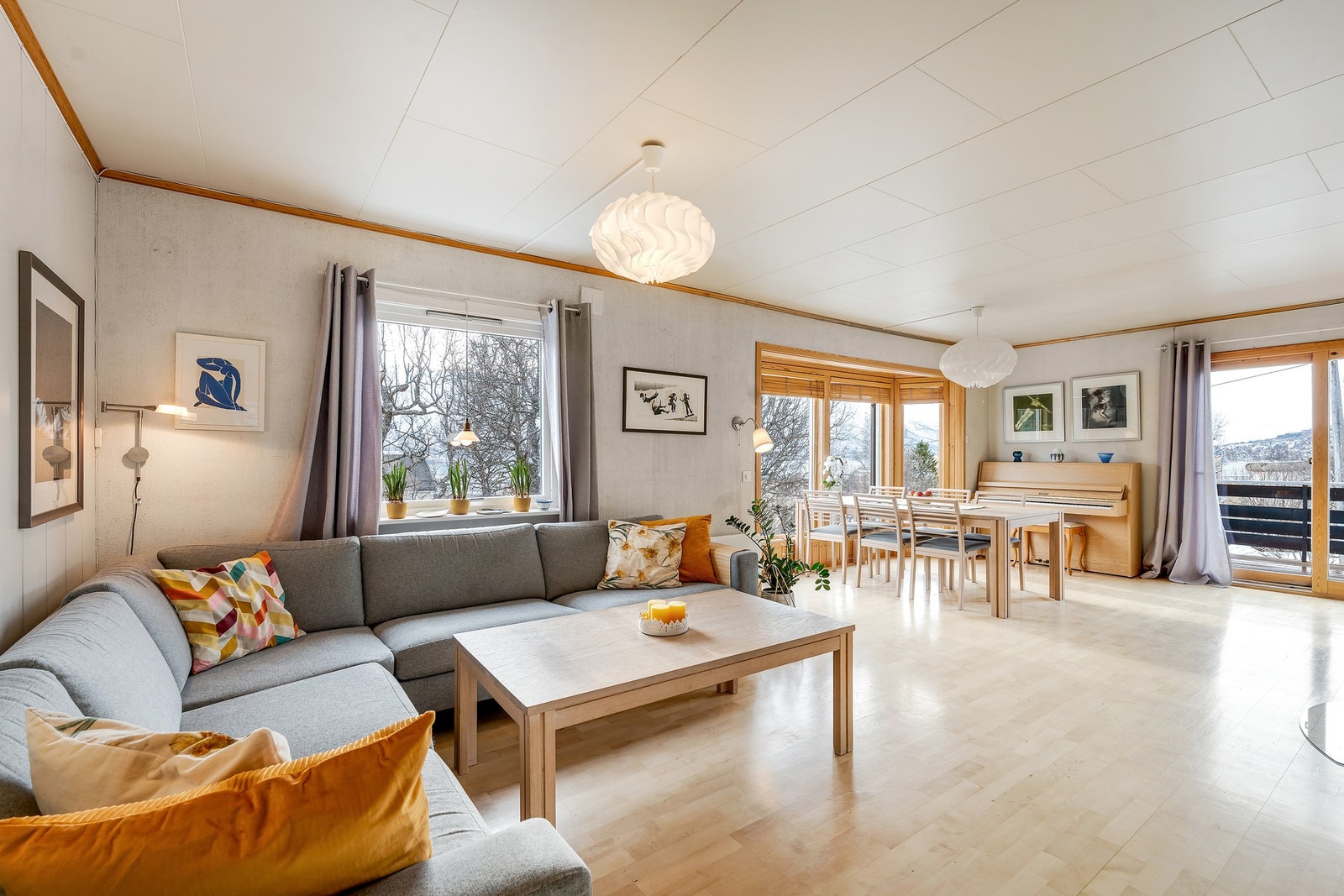 Store vinduer slipper inn mye dagslys. Galleribilde