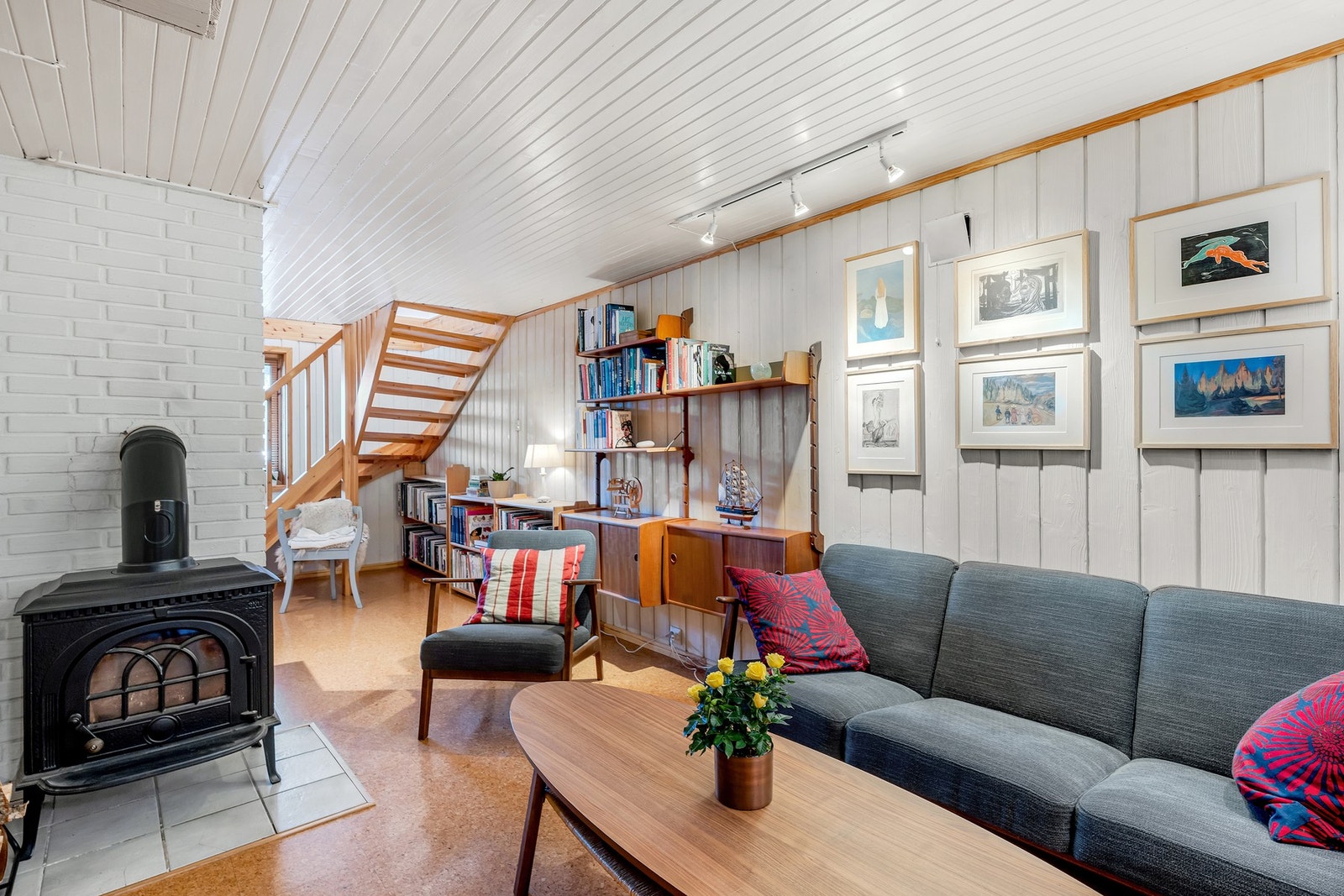 I underetasjen er det en romslig kjellerstue. Galleribilde