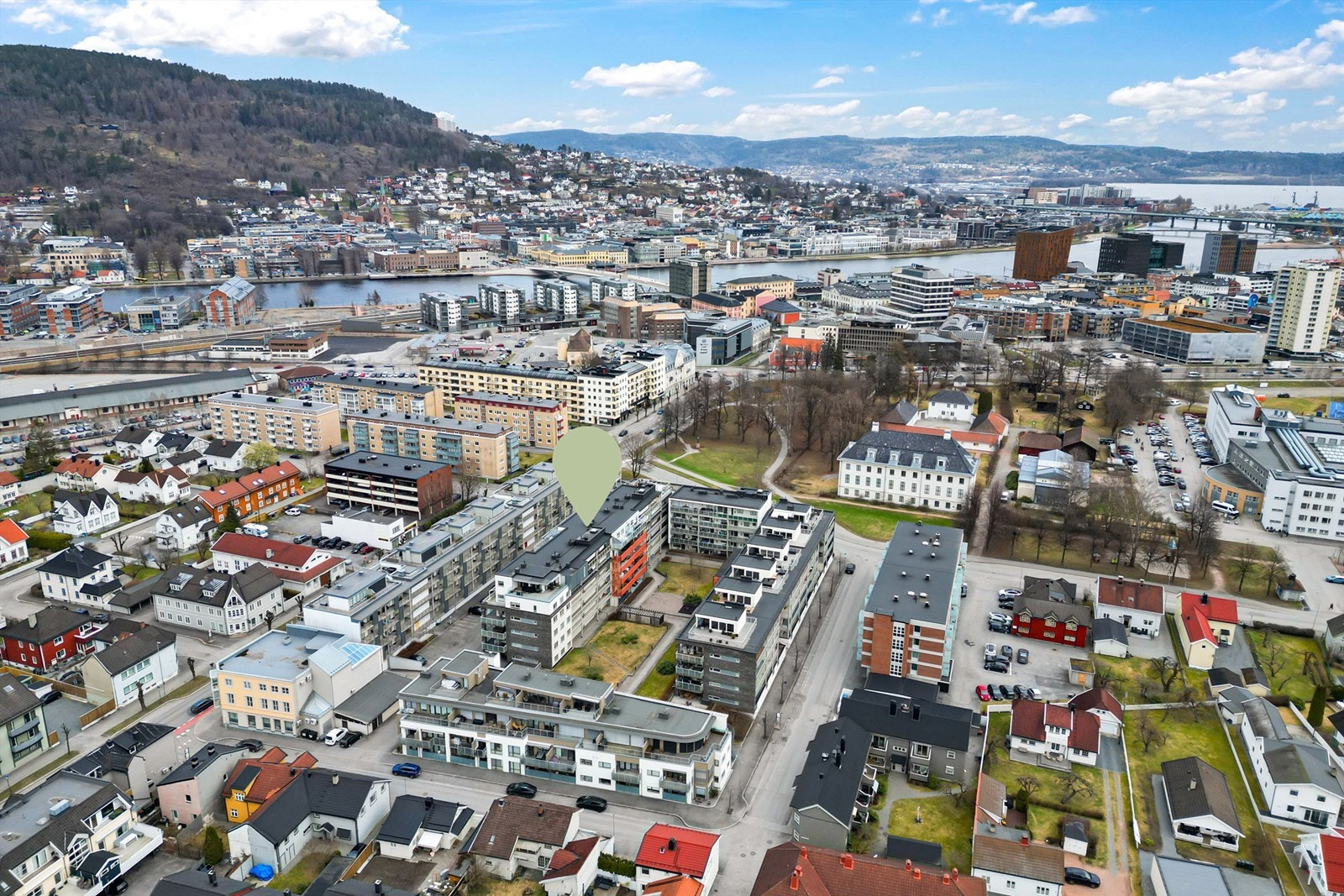Gangavstand til sentrum med alt av butikker, servicetilbud, bibliotek, uteliv, kino, teater, treningssentre og idrettstilbud.
Foto: Haiman Askari Galleribilde