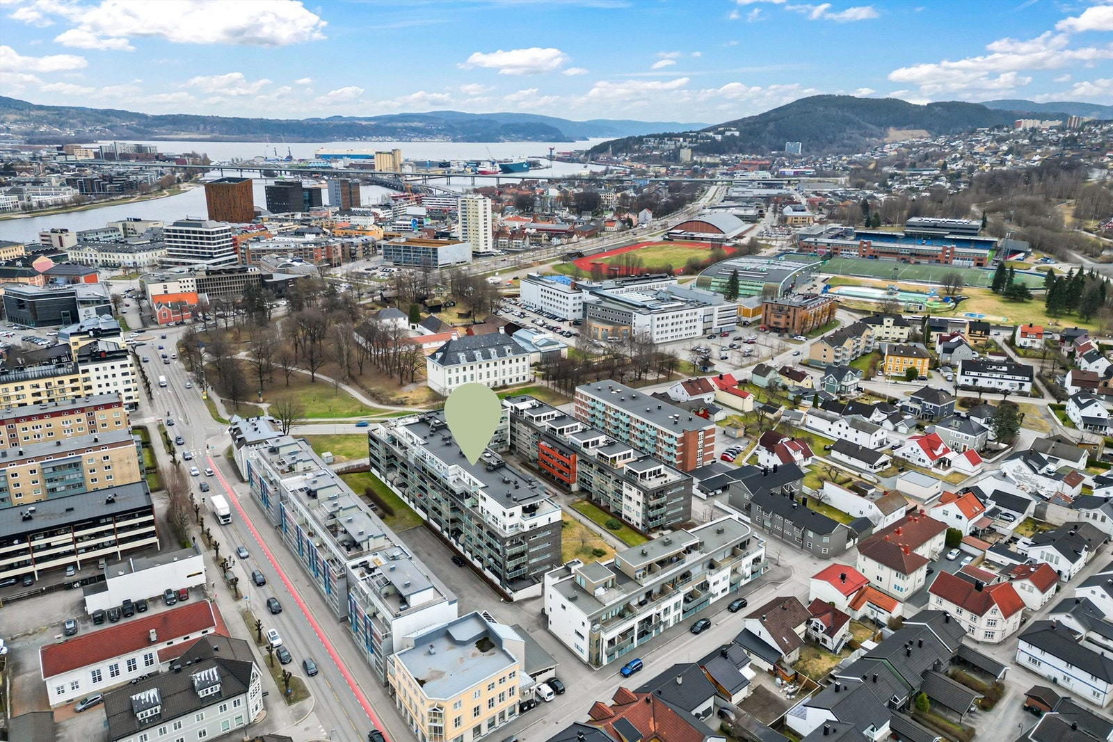 Pendlervennlig med kort gangavstand til togstasjon, bussknutepunkt og taxiholdeplass. Galleribilde