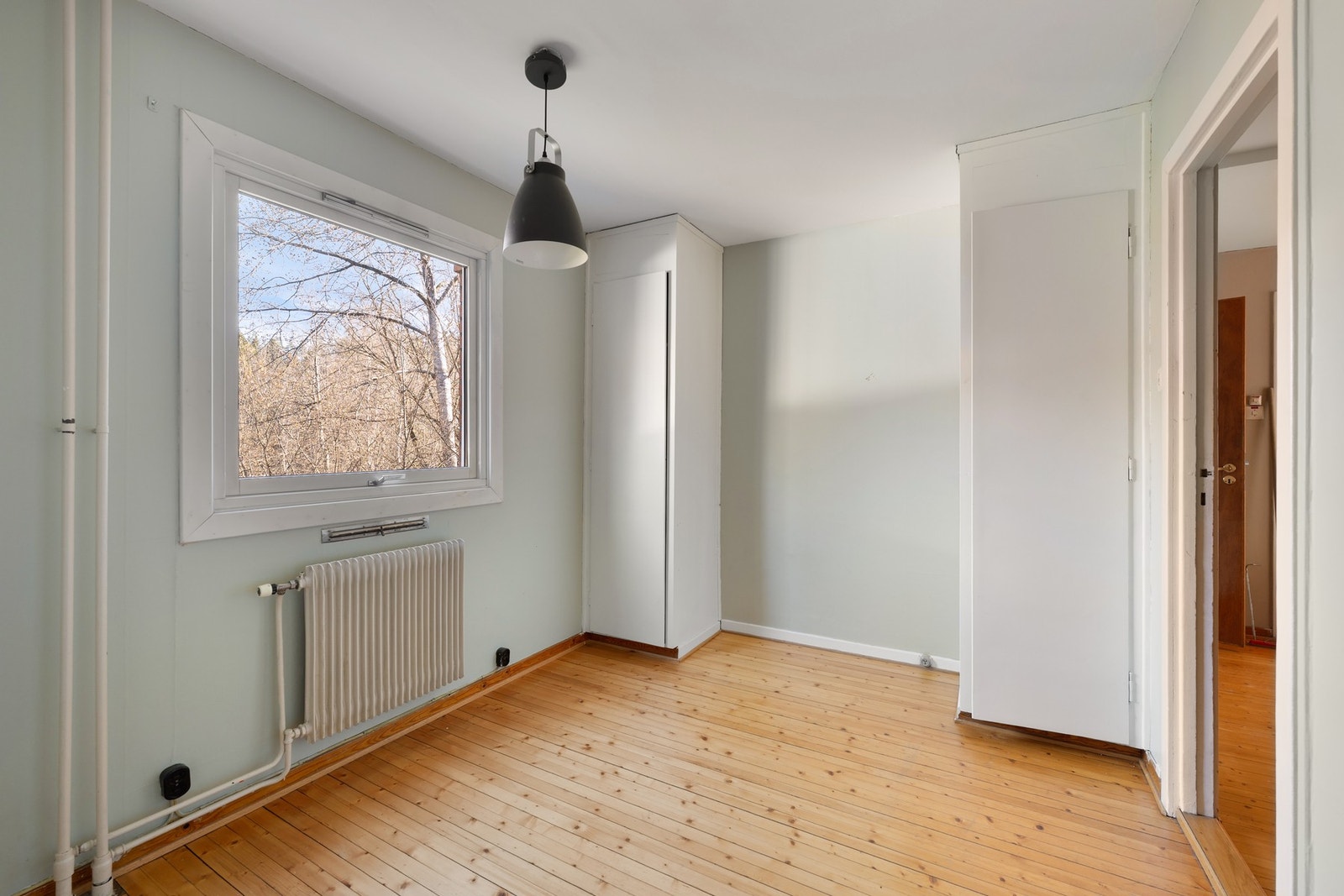 Soverom II er innredet med to garderobeskap med plass til seng mellom. Galleribilde